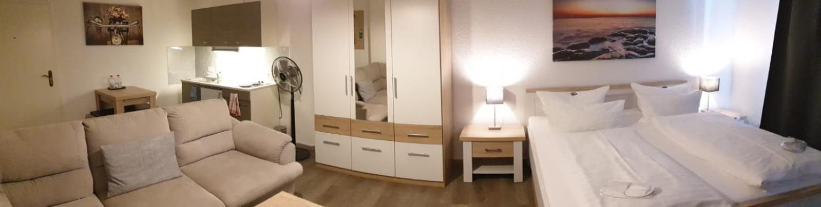Hotel Zur Alten Stadtkellerei Leipzig Cameră foto A bedroom with a nightstand